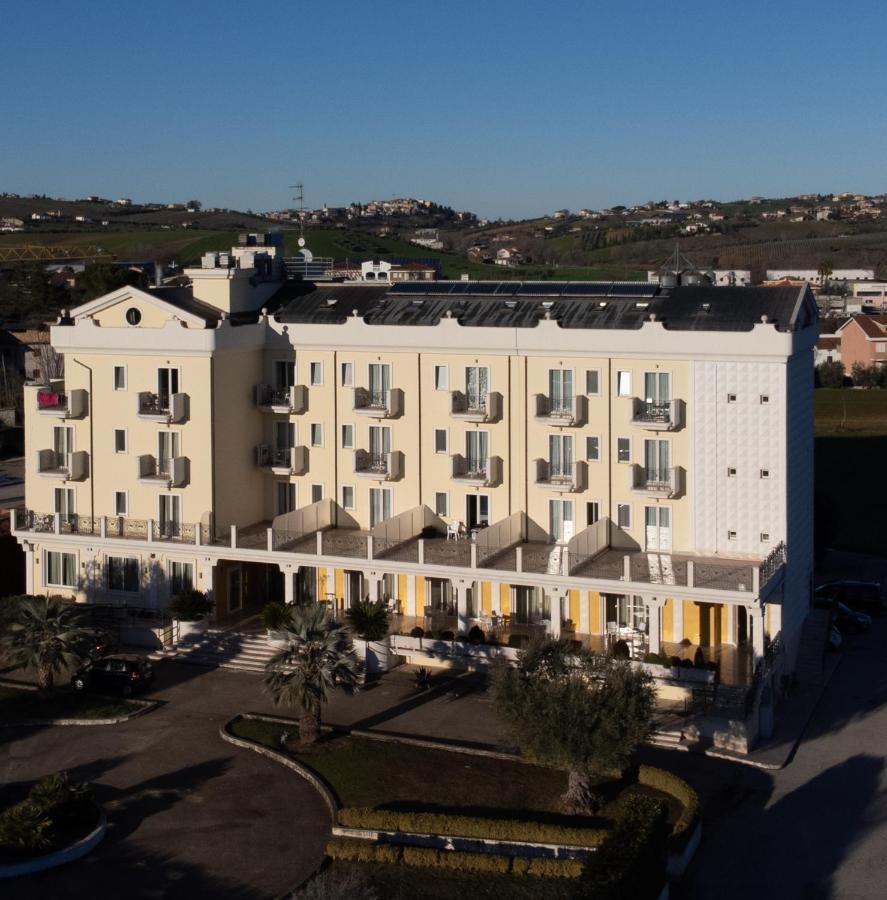 Hotel Concorde Sant'Egidio alla Vibrata Exterior foto